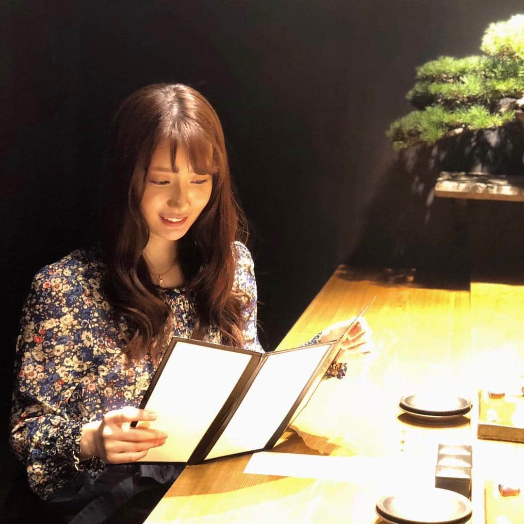 中川杏奈さんのインスタグラム写真 - (中川杏奈Instagram)「いつの日かのDineの撮影✨ 焼肉が食べたくて焼肉のこと考えたら、まだ撮影の写真まだまだ載せてないことに気づいた💦 ここプライベートでも来たことあるけど本当美味しいんです😻 全席カウンターで一枚ずつ焼いて出してくれてちょっとずつたくさんの種類のお肉が食べられるから得した気分になれる(^^)🍴 最後の写真はすき焼き用？のお高かそうなお肉をさっと炙ってもらって卵をつけて食べるの✨✨ 途中のスープやシメの肉寿司やガーリックライスなど、最後まで美味しいのがいぐちの特徴だと思う😻 デートで行くのはもちろんおすすめだけど、女性同士でも行きたいな💓 もはや一人でも行きたい！ カウンターだからいいかな？？笑 : #焼肉いぐち #焼肉いぐち中目黒  #dine新CM  #dineデート #マッチングアプリ #出合い系 #dine #iphoneポートレート #撮影 #グルメロケ #東京グルメ #中目黒グルメ #東京焼肉 #焼肉デート #デート #おすすめアプリ #おすすめマッチングアプリ  #今年はDineデートっていう言葉を流行らせたい : 全然関係ないけど、1月に入って右足ふとももがピリピリ痛痒いのが何日か続いてリンパ節が腫れて痛くて、と思ったら小さい湿疹が出来て… なんの病気かわからなくて血液検査したりいろんな科をまわって最後皮膚科に行った時にようやく帯状疱疹ってわかりました(O_O) 私は軽い方で湿疹出て72時間以内に薬を飲めたので湿疹も広がらなかったけど、重度だと入院したり、湿疹は治っても神経痛が何年も何十年も続くこともあるそう(>_<) 水ぼうそうになった人は誰でもなりえる病気なので、いつもと違う体にピリピリした違和感や湿疹が出来たらすぐ皮膚科に行って下さいね✨ : #早く完治したい（ ; ; ） #帯状疱疹 #帯状疱疹後神経痛 #帯状疱疹静養中  #やっぱり健康が一番 💖 #健康じゃないと美味しいものが食べられない！！」1月20日 20時55分 - annanakagawa0228