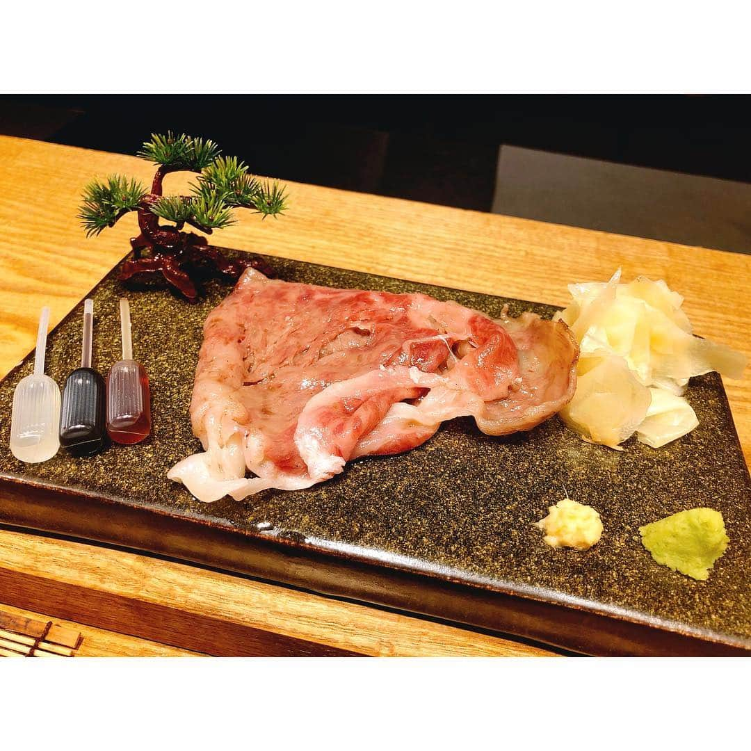 中川杏奈さんのインスタグラム写真 - (中川杏奈Instagram)「いつの日かのDineの撮影✨ 焼肉が食べたくて焼肉のこと考えたら、まだ撮影の写真まだまだ載せてないことに気づいた💦 ここプライベートでも来たことあるけど本当美味しいんです😻 全席カウンターで一枚ずつ焼いて出してくれてちょっとずつたくさんの種類のお肉が食べられるから得した気分になれる(^^)🍴 最後の写真はすき焼き用？のお高かそうなお肉をさっと炙ってもらって卵をつけて食べるの✨✨ 途中のスープやシメの肉寿司やガーリックライスなど、最後まで美味しいのがいぐちの特徴だと思う😻 デートで行くのはもちろんおすすめだけど、女性同士でも行きたいな💓 もはや一人でも行きたい！ カウンターだからいいかな？？笑 : #焼肉いぐち #焼肉いぐち中目黒  #dine新CM  #dineデート #マッチングアプリ #出合い系 #dine #iphoneポートレート #撮影 #グルメロケ #東京グルメ #中目黒グルメ #東京焼肉 #焼肉デート #デート #おすすめアプリ #おすすめマッチングアプリ  #今年はDineデートっていう言葉を流行らせたい : 全然関係ないけど、1月に入って右足ふとももがピリピリ痛痒いのが何日か続いてリンパ節が腫れて痛くて、と思ったら小さい湿疹が出来て… なんの病気かわからなくて血液検査したりいろんな科をまわって最後皮膚科に行った時にようやく帯状疱疹ってわかりました(O_O) 私は軽い方で湿疹出て72時間以内に薬を飲めたので湿疹も広がらなかったけど、重度だと入院したり、湿疹は治っても神経痛が何年も何十年も続くこともあるそう(>_<) 水ぼうそうになった人は誰でもなりえる病気なので、いつもと違う体にピリピリした違和感や湿疹が出来たらすぐ皮膚科に行って下さいね✨ : #早く完治したい（ ; ; ） #帯状疱疹 #帯状疱疹後神経痛 #帯状疱疹静養中  #やっぱり健康が一番 💖 #健康じゃないと美味しいものが食べられない！！」1月20日 20時55分 - annanakagawa0228