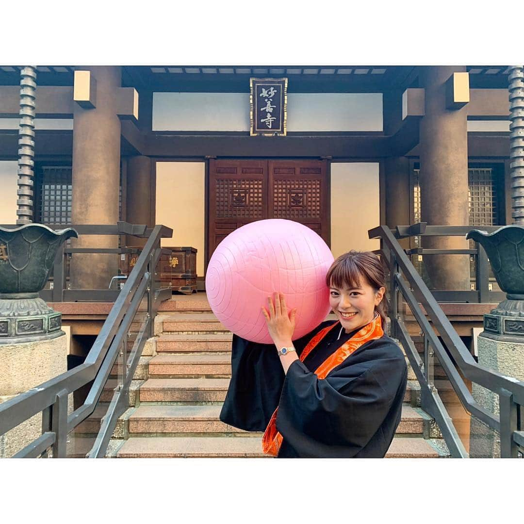 三谷紬さんのインスタグラム写真 - (三谷紬Instagram)「* Abema的ニュースショーありがとうございました☺️💓 今週はたくさんロケに出ました。 少しずつ振り返っていきます！ まずは、 「僧衣でできるもん！」 . 会社から歩いてすぐのところにある“妙善寺”さんにお邪魔しました。 僧衣は想像以上に楽チン！💓 久しぶりにダンスもして、 僧衣を着ながらたくさん汗をかきました🥵笑 先週放送できず、お待たせしてしまいすみませんでした😔  この後24時24分からの やべっちF.C.もよろしくお願いします⚽️💓 今日はスタジオにゲストが！🤭 * #Abema的ニュースショー#僧衣でできるもん#僧衣#妙善寺#恋するフォーチュンクッキー#usa#ダンス#縄跳び#バランスボール#ツイスター#卓球#dance#tabletennis#abematv #三谷紬#テレビ朝日#アナウンサー」1月20日 20時53分 - mitani_tsumugi