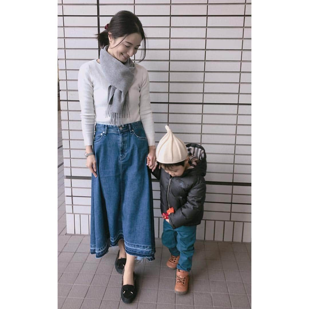 Mayuko Watanabe 渡辺真由子さんのインスタグラム写真 - (Mayuko Watanabe 渡辺真由子Instagram)「先日のコーデ💕 トップス→ @lialapg  スカート→ @yanuk_official  マフラー→ #johnstons  パンプス→ @piche_abahouse_official ・  @yanuk_official のデニムスカート、前にも欲しくてサイズがなかったのですが、人気で小さいサイズも発売されるようになり、ゲット出来ました😍✨ ・ そして最近健康を意識して @chakouso の茶酵素を飲んでいます🎶 写真をスワイプ→ 抹煎茶に植物性乳酸菌、オリゴ糖、40種の植物酵素が入っているので腸内環境を整えるために飲んでいて、とても調子が良いです☺️❣️ #fashion#ootd#outfit#coordinate#instafashion #ファッション #コーディネート #コーデ #プチプラ #プチプラコーデ #今日の服 #今日のコーデ #ママコーデ#大人カジュアル#シンプルコーデ#着回しコーデ#冬服コーデ#通販#johnstons#ジョンストンズ#デニムスカート」1月20日 21時02分 - watanabe_mayuko