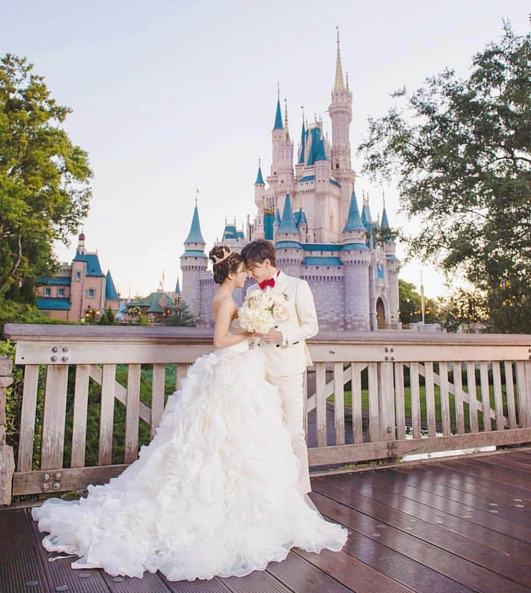 プレ花嫁の結婚式準備アプリ♡ -ウェディングニュースさんのインスタグラム写真 - (プレ花嫁の結婚式準備アプリ♡ -ウェディングニュースInstagram)「@weddingnews_editor まるで本物の #シンデレラ 💙うっとりしちゃう素敵な #ウェディングフォト 💎.◌* * * * こちらのお写真は @tu_junto_ami さんからリグラムさせていただきました🌟ありがとうございました😊✨ * * * アメリカ🇺🇸フロリダ州にある #ウォルトディズニーワールド で結婚式を挙げられた tu_junto_amiさん💕 * #マジックキングダム の誰もいない #シンデレラ城 でのロマンチックなウェディングフォトや、 * 女の子なら1度は憧れる輝くカボチャの馬車に乗る姿はまさにシンデレラそのものです🎠💕 * どのフォトも映画のワンシーンのようでうっとりしてしまいますね☺️💓 * ぜひ参考にしてみてくださいね✨ * * * * ＼📷投稿お待ちしています／ * 花嫁はもちろん、業者さんも大歓迎✨ アナタのお写真をご紹介してもOKという方は、ぜひ #ウェディングニュース にお写真を投稿してください💕 * * ⬇︎関連アカウント⬇︎ * 💒式場検索 【 @weddingnews_concierge 】 👰マイレポ花嫁 【 @weddingnews_brides 】 🎉プレゼントキャンペーン 【 @weddingnews_event 】 * * その他、編集部からの連絡専用 @weddingnews_contact や、スタッフ個人の連絡用として @WN_xxxx（xxxは個人名）があります💕 * * ………………………………………… ❤️WeddingNewsとは？ * * 花嫁のリアルな”声”から生まれた 花嫁支持率No1✨スマホアプリです📱💕 * * 🌸知りたい… #結婚式準備 に役立つ記事を毎日150件配信中♩ * 🌸見たい… インスタの #ウェディング 系投稿TOP100が毎日チェックできる＊IG画像の複数ワード検索も可♩ * 🌸叶えたい… #結婚式 関連の予約サイトが大集合♩ * 🌸伝えたい… 自分の結婚式レポ『マイレポ』が簡単に作れる♩先輩花嫁のレポが読める♩ * * @weddingnews_editor のURLからDLしてね✨ * * * * * * #プレ花嫁 #新郎新婦  #花嫁  #ウエディング #フェアリーテイルウェディング #ディズニーウェディング #カップル #ロケーションフォト #ディズニープリンセス #ハネムーン #新婚旅行 #プレ花嫁さんと繋がりたい #2019春婚 #ディズニー #プロポーズ #婚約 #cinderella  #プリンセス #大人可愛い」1月20日 21時14分 - weddingnews_editor