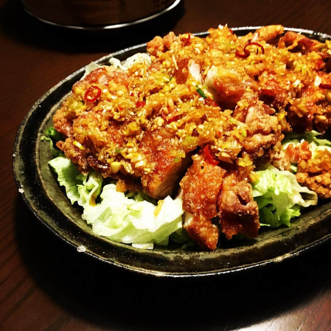 志摩有子さんのインスタグラム写真 - (志摩有子Instagram)「今夜は中華。久しぶりに油淋鶏を作った。鶏モモをカリッカリに揚げて、香味野菜たっぷりの甘酢ダレを熱々のうちにジュっと。下に敷いたレタスがまたおいしい。 #油淋鶏 #家中華 #茶色めし #余宮隆」1月20日 21時14分 - ariko418