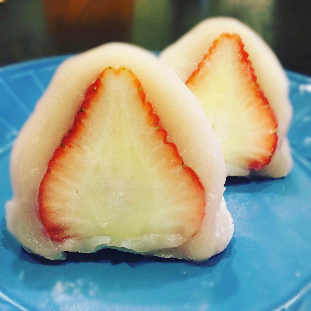 常盤よしこのインスタグラム：「いちごがおっきい🍓 びっくりするくらいジューシー 求肥も柔らか〜！！！ 感動のいちご大福♫  #いちご大福#玉名いちご#恭栄堂」