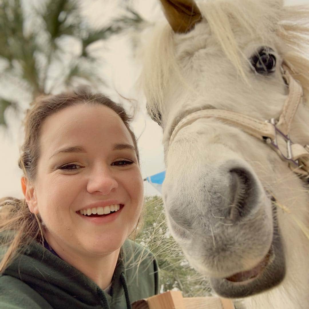 ケイ・パナベイカーさんのインスタグラム写真 - (ケイ・パナベイカーInstagram)「I took a selfie with a unicorn today. What did you do?」1月21日 7時44分 - kaypanabaker