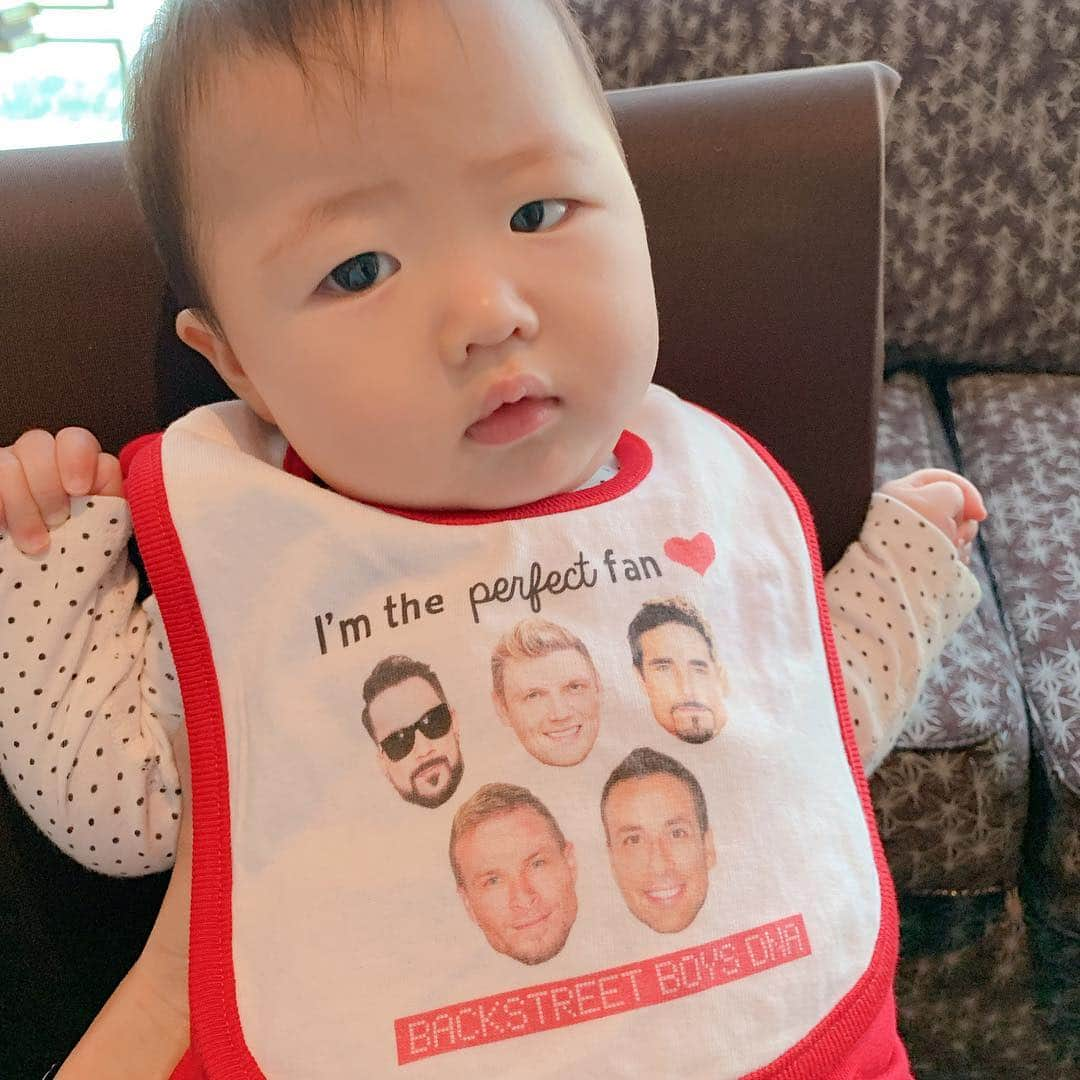 吉田ちかさんのインスタグラム写真 - (吉田ちかInstagram)「Pudding getting serenaded by the Backstreet Boys with the ABCs 😳😳😳 BSB is definitely in her DNA🧬  Backstreet BoysにABCを歌ってもらっているプリン🍮 贅沢すぎる😱  #最後の一枚 #ママに着せられた感半端ない 🤣 #でも大好きだよBSB #DNAに入ってますから #bsb #backstreetboys #dna #bsbだらけですみません #もうしばらく余韻に浸らせてください😅」1月20日 23時29分 - bilingirl_chika