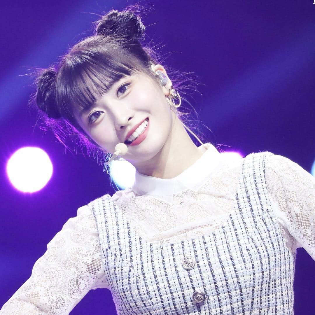 モモさんのインスタグラム写真 - (モモInstagram)「♡ [Fantaken] 190119 - Music Bank in Hong Kong -  #MOMO #트와이스 #모모 #平井もも #もも #TWICE © peachtoktok」1月20日 23時40分 - momojype