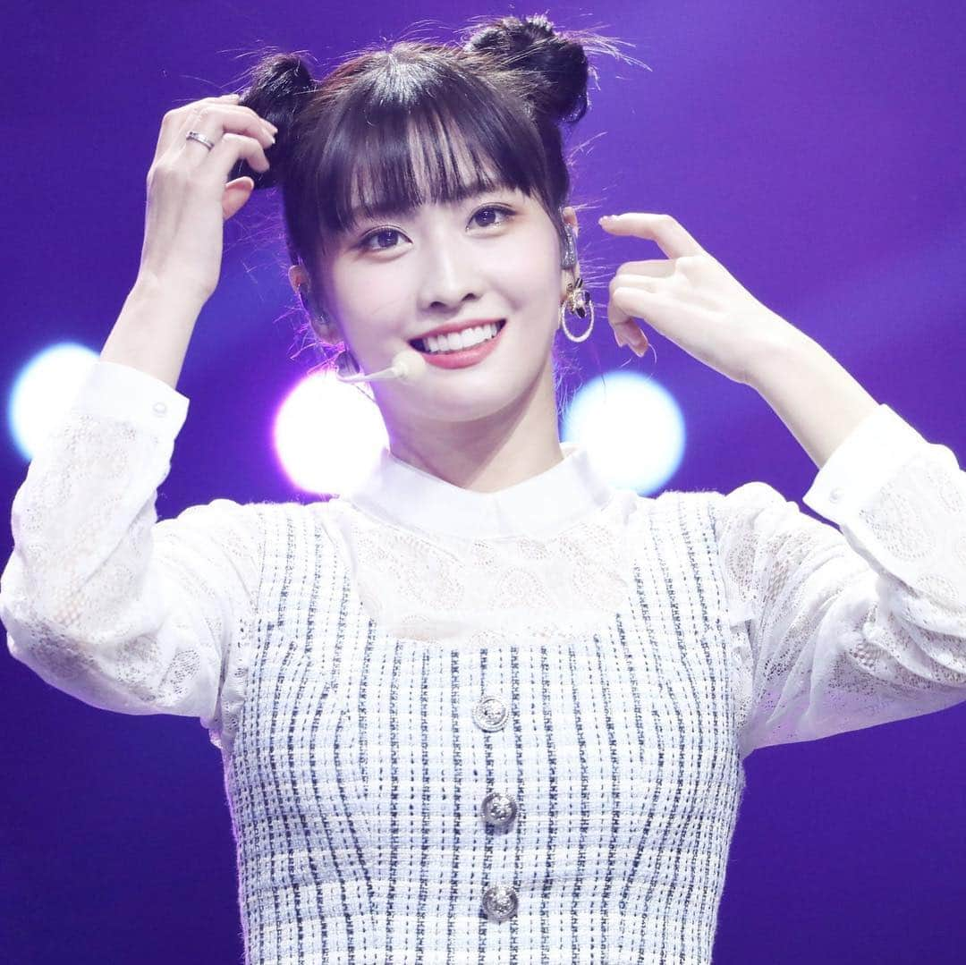 モモさんのインスタグラム写真 - (モモInstagram)「♡ [Fantaken] 190119 - Music Bank in Hong Kong -  #MOMO #트와이스 #모모 #平井もも #もも #TWICE © peachtoktok」1月20日 23時40分 - momojype