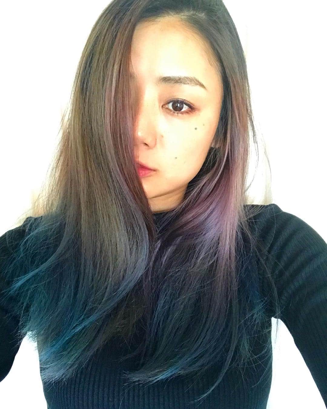 片山萌美さんのインスタグラム写真 - (片山萌美Instagram)「グラデーションに拍車がかかってきました。（色落ち）  #gradationhair  #haircolor #虹色 #色落ち 笑 #moemikatayama」1月21日 1時11分 - moet_mi