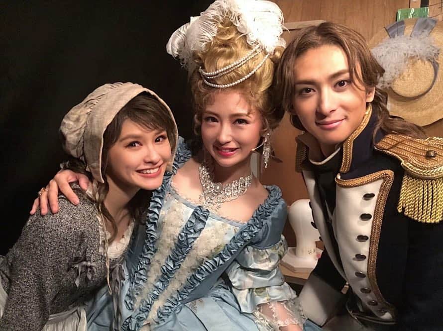 昆夏美のインスタグラム：「. マリーアントワネット 思い出写真です。 . 花さん、玲奈ちゃん このお2人は、 私がミュージカル役者を志していた時から ずっと見ていて、大大大好きだったお2人です。 同じ舞台で生きられるなんて 昔の自分が知ったら倒れちゃうほど。 至らない点たくさんあった思います。 でも真正面からぶつかって分かち合って、、、 この上ない幸せでした。 この先もずっと憧れの先輩方。 ありがとうございました！！ . ソニンさん 同じ役を演じることができて 本当に嬉しかったです。 稽古中から学ぶことがありすぎました。 稽古中でも楽屋でも色々お話しして共有して とってもお世話になりました。 表現者としてもお人柄もだーい好きすぎます！ . かなみさん かなみさんの「神は愛してくださる」 が大好きでした。 かなみさんのオーラと歌声で 心が浄化されていくような。 舞台上ではほとんど絡みがなかったですが 仲良くさせていただき楽しい思い出が いっぱいあります。またご一緒したいなぁ。 . まりおさん、ゆーた 東京公演で一足早く千秋楽を迎えたまりおさん。 温かく優しい雰囲気でいつも笑顔なまりおさん。 マルグリットに対しても優しい目で 一人の人間として扱ってくれた気がします。 ファーストデートぶりのゆーた。 とても面白い人です、彼は。笑 久々に共演できてよかった。 どこかミステリアスで、でも核心をついてくる。 マルグリットも彼には 心の仮面を外されてしまったのだと思います。 . ゆうちゃん、シュガーさん ほとんど絡みがないのですが、 どちらのルイも大好きなシーンが あるんです。 ルイという人物をこんなにも輪郭を持たせ 愛らしく、そして切なく描けるのは おふたりだったからだと心から思っています。 ゆうちゃんとまたご一緒できて嬉しい！ シュガーさんと写真撮ってない、、、 レミゼもよろしくお願いします！ . 長くなってしまいました。 そして振り返りが 遅くなってしまいました。 マルグリット・アルノー。 実在した人物ではないからこそ、 より人間らしく。 美化させず演じたかった。 原作を読んだり稽古で積み上げたり 本番でまた新たなものが生まれたり。 マルグリットは私の通るべき 試練であり経験でした。 実在しない人物とはいえ 当時はマルグリットのような女性 たくさんいたと思います。 敬意を払って演じさせてもらう責任を持って 毎公演臨ませてもらいました。 MAの世界に、マルグリットとしてみる世界に 嘘偽りは一つもありませんでした。 今ハッキリとこう言えるのは 支えてくださった全ての皆さまのおかげです。 感謝いたします。 これからもまだまだ見たい景色が たくさんあります。 日々精進していきますね、私。 皆さま、本当にありがとうございました。 . #MA #マリーアントワネット #思いが溢れて #長い #ブログ並み #読みにくくてすみません #深夜の更新」