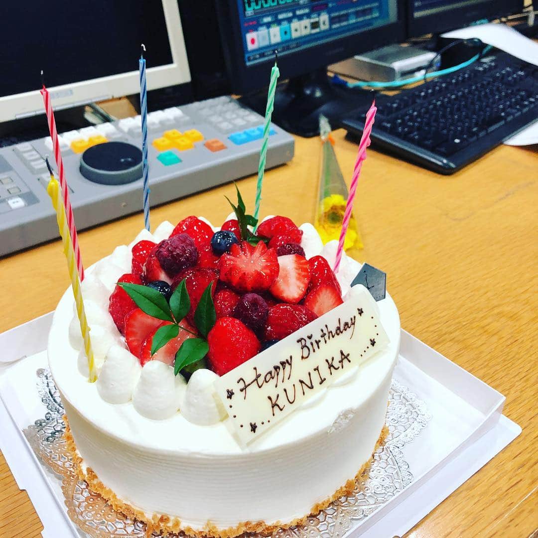 武田訓佳さんのインスタグラム写真 - (武田訓佳Instagram)「2019.1.17🎂30th bd ・ 少し前になりますが… 先日、誕生日を迎えました。 ・ 本当にたくさんの方から、お祝いの言葉をいただいています💓 ツイッターやInstagramでおめでとうコメントくださったり、事務所にプレゼント届けてくださった方も…😭✨ いつもの玄関前では盛大に祝ってもらいました🥰 ありがとうございます…！！ ・ ・ がむしゃらで必死だった20代。 いつも精一杯で、 苦しくて、楽しかった。 ・ 30代は少し余裕を持って。 周りに心を配ることのできる 大きな柔らかな人になりたいな。 ・ そして、 感謝を伝えること 素直に生きること 人生を楽しむこと ・ ・ すっごく楽しみな30代。 ・ 人間としても、女としても、 魅力が増す頃だと思う。 青かった果実が、 芳醇な香りと甘さを纏う頃。 みたいな😍 そうなりたい、願望。笑 ・ ・ 30代なたけだも、 よろしくお願いします。 愛ある応援に感謝。 みんな、大好き💓 ・ ・ #birthday #birthdaycake  #幸 #楽 #愛  #ゆうみちゃんとWお祝い #嬉 #❤️ #彼女は相方 #1日違いの誕生日  #彼女は0116 #私は0117 #たけだのバースデー #2019  #目指せ #オトナなたけだ」1月21日 6時54分 - kunika0117