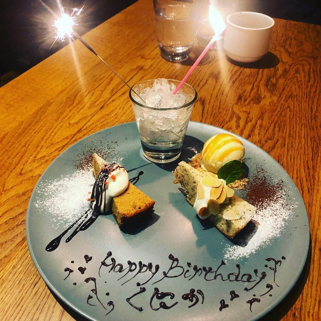 武田訓佳さんのインスタグラム写真 - (武田訓佳Instagram)「2019.1.17🎂30th bd ・ 少し前になりますが… 先日、誕生日を迎えました。 ・ 本当にたくさんの方から、お祝いの言葉をいただいています💓 ツイッターやInstagramでおめでとうコメントくださったり、事務所にプレゼント届けてくださった方も…😭✨ いつもの玄関前では盛大に祝ってもらいました🥰 ありがとうございます…！！ ・ ・ がむしゃらで必死だった20代。 いつも精一杯で、 苦しくて、楽しかった。 ・ 30代は少し余裕を持って。 周りに心を配ることのできる 大きな柔らかな人になりたいな。 ・ そして、 感謝を伝えること 素直に生きること 人生を楽しむこと ・ ・ すっごく楽しみな30代。 ・ 人間としても、女としても、 魅力が増す頃だと思う。 青かった果実が、 芳醇な香りと甘さを纏う頃。 みたいな😍 そうなりたい、願望。笑 ・ ・ 30代なたけだも、 よろしくお願いします。 愛ある応援に感謝。 みんな、大好き💓 ・ ・ #birthday #birthdaycake  #幸 #楽 #愛  #ゆうみちゃんとWお祝い #嬉 #❤️ #彼女は相方 #1日違いの誕生日  #彼女は0116 #私は0117 #たけだのバースデー #2019  #目指せ #オトナなたけだ」1月21日 6時54分 - kunika0117