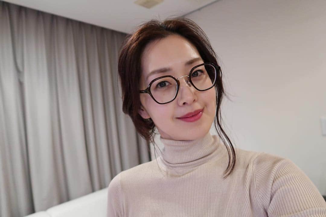 笛木優子のインスタグラム：「🤓新調しました🤳視力が悪いので似合うメガネを見つけるのが大変😰  そして眼精疲労にはキューピーコーワアイプラス飲んでね😘 たまに目薬のCM良いですねって言われますが、錠剤💓目に入れたら大変💓 飲んで直して💓 ドリンクタイプもあります💓 #キューピーコーワアイプラス#キューピーコーワiドリンク #キューピーコーワiプラス」