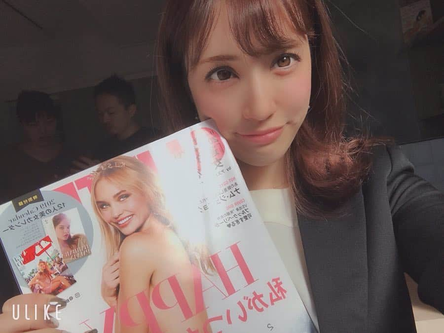 眞木美咲パメラさんのインスタグラム写真 - (眞木美咲パメラInstagram)「新年の挨拶(今更🤣)と撮影のために事務所へ🌸 後ろにうっすらマネージャーさんたちが😂 優しくてきちんと私のことを考えてくれていて、大好きな人たち！ 一緒にお仕事出来ることが本当に幸せ♡ 恩返しできるように頑張ります✨ みんなにも会える機会つくらないとね🥺 . #今年も頑張ります #珍しくスーツ #😂😂 #glitter」1月21日 17時03分 - pamypamypamy