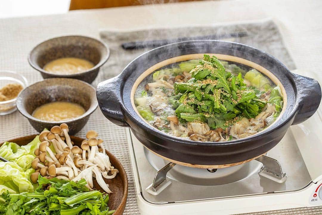 のインスタグラム：「. Martの鍋企画のページでも紹介していた、 【野菜たっぷり牡蠣とろろ鍋】のレシピがMartのサイトで見られます♪ . 旬のカキを使った鍋のダシは、味噌バターがアクセント👩‍🍳 . まずはお出汁のままで、飽きたらつけ汁の山いもと麺つゆ＆ポン酢でさっぱりといただきます。 最後は〆で濃厚なチーズリゾット。で3つの味を楽しめるカキ鍋。 （つけ汁をお鍋に入れても美味しいです☺︎） . 三者三様に見えて、意外とバラバラになず、1つのお鍋で色々な味が楽しめるのが特徴です♪ . @sayaka_nakamura3 のストーリーからサイトに飛べるようにしておくので是非ご覧ください😊 . . #Mart #鍋レシピ #時短レシピ #簡単レシピ」