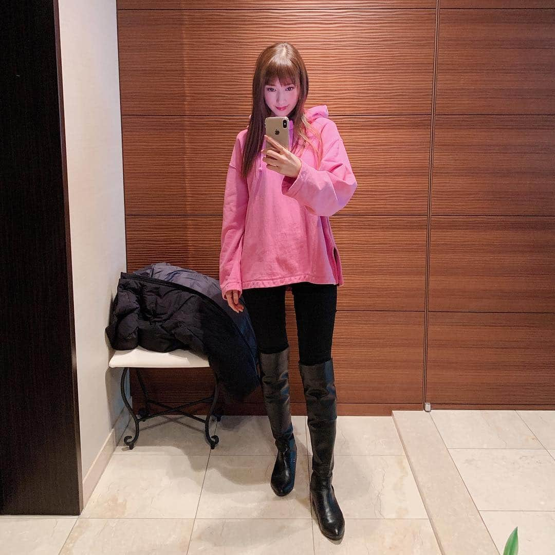 多岐川華子さんのインスタグラム写真 - (多岐川華子Instagram)「pink×black×ニーハイブーツ tops#uniqlo denim#uniqlo shoes#seibu の靴売り場で数年前に買ったもの . 昨日は少し前に2人目を出産したお友達に会いにみんなでお家へ✨ 子供がたくさんいて 癒し空間でした💕 素敵な日曜日をありがとう😊 . . #outfit#ootd#coordinate#coode#fashion#instafashion#uniqlo#私服#昨日のコーデ#私服コーデ#コーデ#ユニクロ#ニーハイブーツ」1月21日 8時53分 - hanako__official