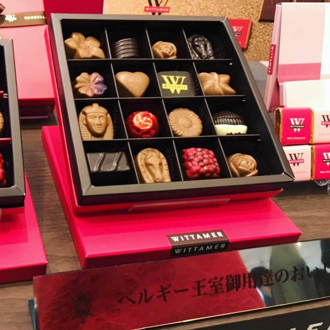 アンミカさんのインスタグラム写真 - (アンミカInstagram)「先日の1/18は【チョコレートデー🍫】ということで、チョコの本場ベルギー大使館にて🇧🇪、ベルギー駐日大使とチョコについてのトークショー🎤をさせて頂きましたよ❤️ 宮城県川崎町のゆるキャラ【ちょこエモン】と✨ チョコ冷蔵庫があるほどチョコ好きで、野菜ソムリエとしてチョコと野菜を一緒に取る【ベジチョコ】を推進している私、心身を幸せにしてくれるチョコの魅力を、たっぷり語らせて頂きました〜❤️ 。 #カカオポリフェノールの食物繊維や鉄分と野菜のビタミンミネラルを一緒に摂り貧血や生活病予防するのがベジチョコ #チョコのディップで野菜を食べたりスムージーに高カカオチョコを混ぜて楽しんで♫ #お気に入りは豆乳バナナきな粉にチョコ入りスムージー🍌 #目に良いブルーベリーとベビーリーフとバナナにチョコもイケる！ #個人的にはシングルモルトとチョコを食べるのが好き❤️ #GODIVAの72パーセントショコラノアが大好物 #GODIVAが日本に入って来たのが生まれ年の72年なのでよくお土産に💝 #PierreMarcoliniのグルマンディも大好物！ #GODIVA #チョコベジ #ベルギー #ベルギー大使館 #チョコレートデー」1月21日 9時21分 - ahnmikaofficial