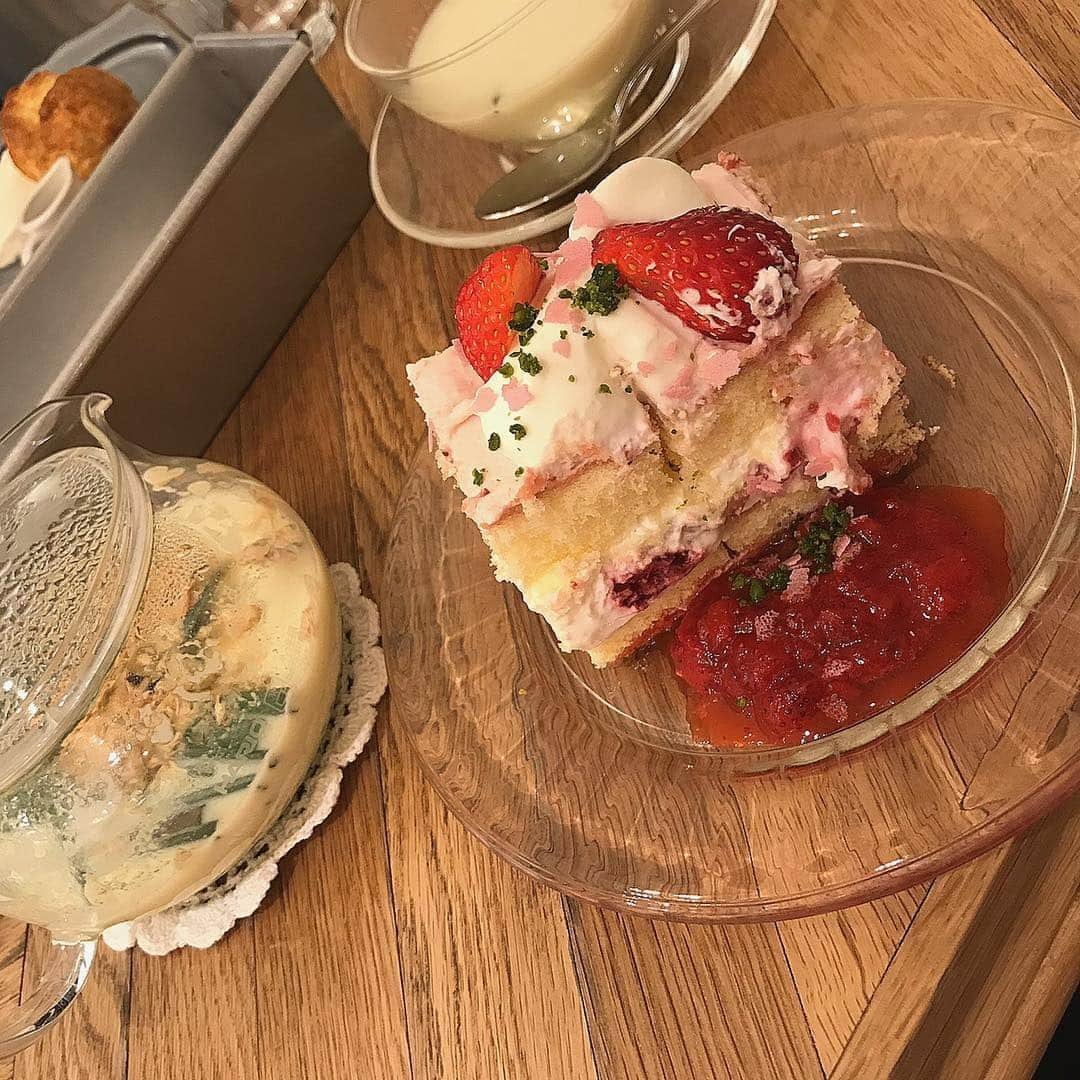 山尾梨奈さんのインスタグラム写真 - (山尾梨奈Instagram)「💐 #新宿ルミネ1 #loveandtable #afternoontea」1月21日 9時40分 - yamarina_1210