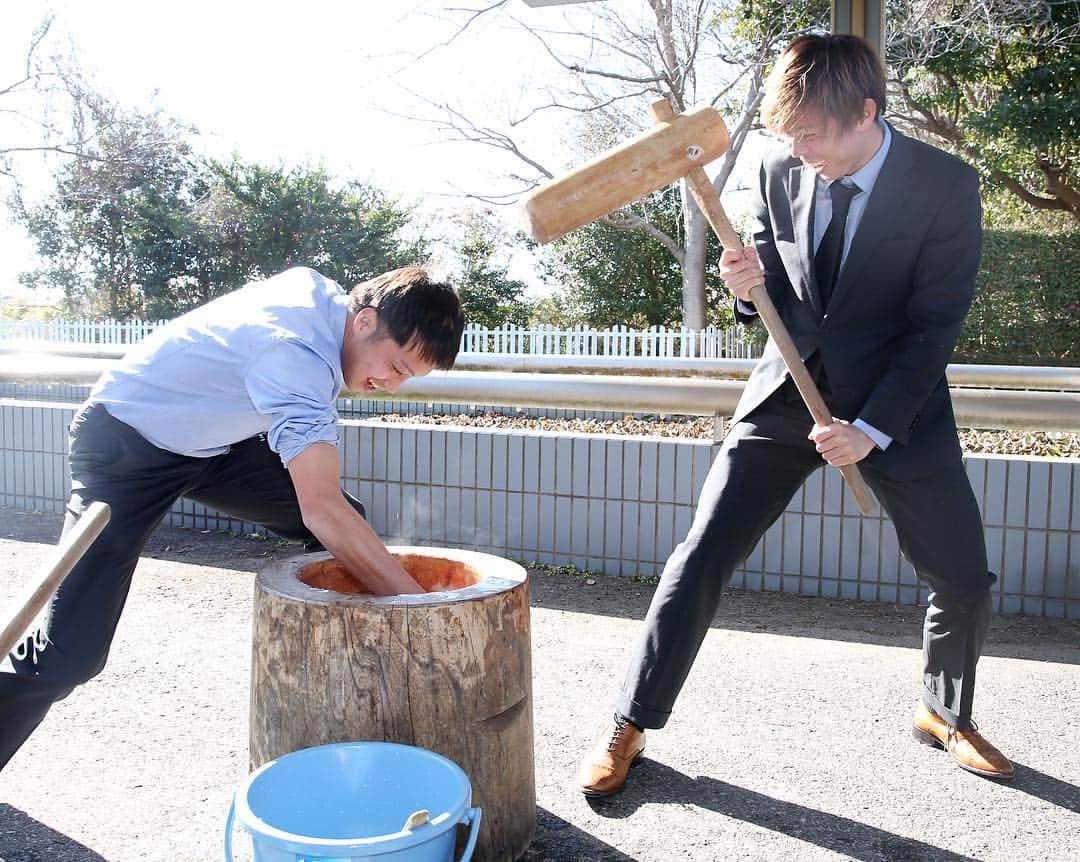 鹿島アントラーズさんのインスタグラム写真 - (鹿島アントラーズInstagram)「恒例の餅つき！  Making rice cakes together!  #鹿島アントラーズ #kashimaantlers #jリーグ #jleague #餅つき #安西幸輝 #kokianzai #山口一真 #kazumayamaguchi #関川郁万 #ikumasekigawa #小田逸稀 #itsukioda #沖悠哉 #yuyaoki #永木亮太 #ryotanagaki #三竿健斗 #kentomisao #犬飼智也 #tomoyainukai #鈴木優磨 #yumasuzuki #有馬幸太郎 #kotaroarima」1月21日 9時47分 - kashima.antlers