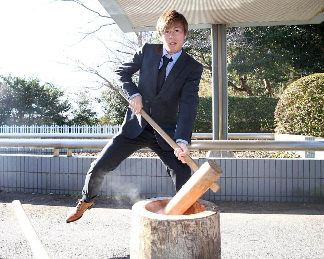 鹿島アントラーズさんのインスタグラム写真 - (鹿島アントラーズInstagram)「恒例の餅つき！  Making rice cakes together!  #鹿島アントラーズ #kashimaantlers #jリーグ #jleague #餅つき #安西幸輝 #kokianzai #山口一真 #kazumayamaguchi #関川郁万 #ikumasekigawa #小田逸稀 #itsukioda #沖悠哉 #yuyaoki #永木亮太 #ryotanagaki #三竿健斗 #kentomisao #犬飼智也 #tomoyainukai #鈴木優磨 #yumasuzuki #有馬幸太郎 #kotaroarima」1月21日 9時47分 - kashima.antlers