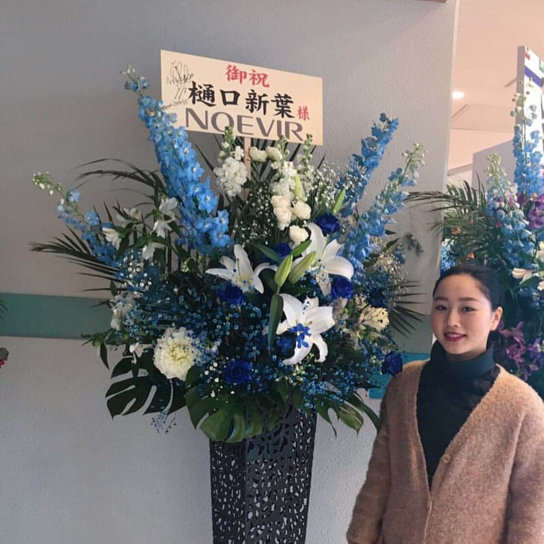 樋口新葉さんのインスタグラム写真 - (樋口新葉Instagram)「今回も沢山のお花ありがとうございました💐  ふれあいタイムでもたくさん花束と手紙とプレゼント、そして頑張ってください！といってもらえて嬉しかったです😌  調子の悪い試合でも声援が聞こえると、よし頑張るぞ！と思えます。  プリンスアイスワールド2018とても楽しく滑ることができました。 来年はどんなショーになるのかな🤔  まずは残り1試合、しっかり思い通りのスケートを。 これからも応援よろしくお願いします‼️」1月21日 10時14分 - wakababy_sk8r