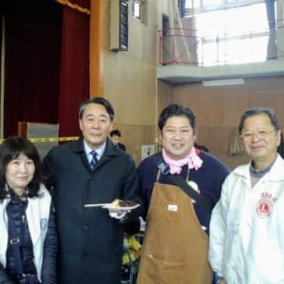 海江田万里さんのインスタグラム写真 - (海江田万里Instagram)「週末は、新年会、消防団始式、お餅つきなど地元回りに大忙しでした。 写真は、新小川町新年会での北原会長とのツーショットと西新宿小学校PTA主催のお餅つき会場で新都心ライオンズ会長と西新宿小学校PTA会長の小川さんと撮りました。  #立憲民主党　#衆議院議員　#海江田万里　#新小川町 #新都心ライオンズクラブ　#新宿小学校PTA」1月21日 10時59分 - kaiedabanri