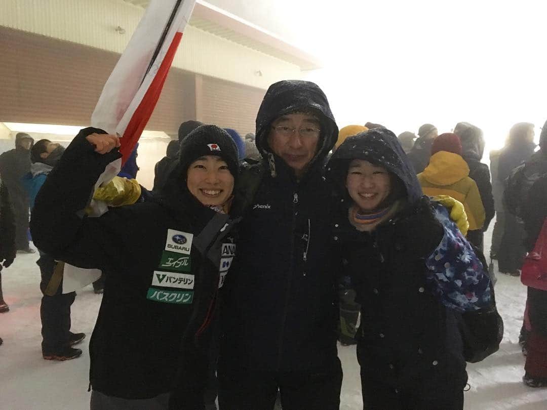 岩渕香里さんのインスタグラム写真 - (岩渕香里Instagram)「札幌、蔵王と2週に渡って行われた日本でのワールドカップが終了しました！ 上手くいかずに悔しい悔しい、、、を繰り返していますが、現状での収穫にもしっかり目を向けて次に繋げたいと思います！  こんな状況でもジャンプで心が震える、年なんだと思います😂  長野から来てくれた家族にも会えてハッピーな週末でした！ 父は海外選手からサインを貰って喜んでおりました。女子ジャンプみーーんなのファンです😆  父の旗にサインしてくれたみんなありがとう😆🙏 Two weeks Japan series had end. Thank you for a lot of support in Sapporo and Zao!  My family were coming from nagano. My father looked so happy because he got some signatures from good jumping girls! Thank you so much girls😊🙏 Next go to Europe💪💪」1月21日 11時32分 - i_am_kaoriiwabuchi