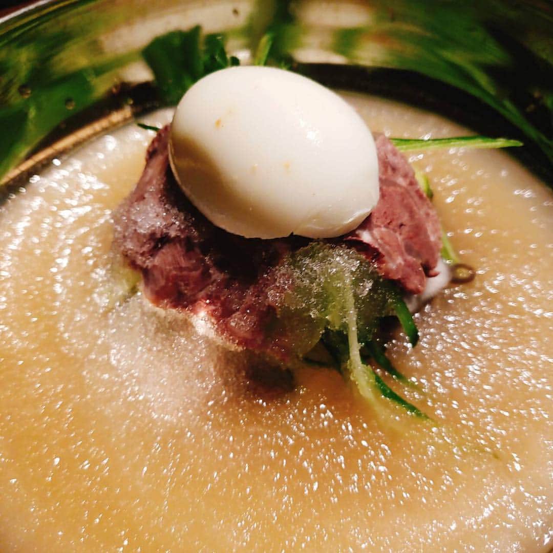 赤谷奈緒子のインスタグラム：「先日ゆっちゃん冷麺食べに @yuchuntokyo へ😌💕 18日六本木にOpenなのでもうオープンしてるはずですが…💕 焼肉も一品も冷麺も美味しかった💕 . #ユッチャン冷麺 #ヘルシー #冷麺 #ハワイ #六本木 #yuchun #エプロンお借りして♡」
