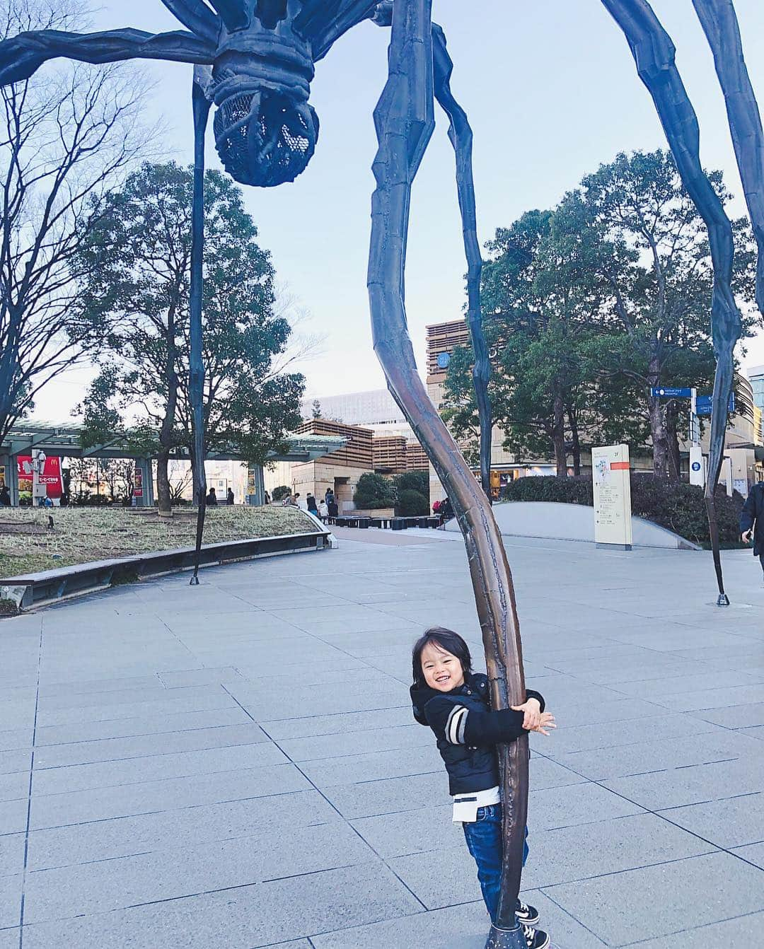 辻元舞さんのインスタグラム写真 - (辻元舞Instagram)「. 最近大荒れしている長男。 怒られるようなことをわざと選んでしているみたいで、 起きてから寝るまで一日中怒りっぱなし😭 構ってほしいからだと分かっていても、 あまりのワガママに優しくなれず 結局私も荒れてしまい悪循環の日々。。 昨日も朝から険悪だったのですが、 午前中で仕事が終わった夫に次男を預け、 家事も仕事も一旦忘れて 長男と2人でお出かけしました。 長男が好きな電車に乗って、 日が暮れるまで手を繋いで歩きました🤝 お出かけ中はワガママも言わずニコニコ👦🏻 楽しそうで良かったし、 なにより息子の笑顔に私の心が救われました！✨ そう言えば怒ってばかりで 息子も私も笑顔じゃなかったな😂 赤ちゃん返りとかイヤイヤ期とか、 正解はないと分かりつつも ついついネットで調べて答えを探していましたが 息子にとことん付き合うのが一番の近道でした。 分かってはいるけどなかなか難しい！ まだまだ2人育児の修行の身です😂💪🏻 #息子#3歳#男の子#男の子ママ#2人育児#イヤイヤ期#赤ちゃん返り#instagood#happy#love#me#長男イヤイヤ期記録」1月21日 17時45分 - mai_tsujimoto