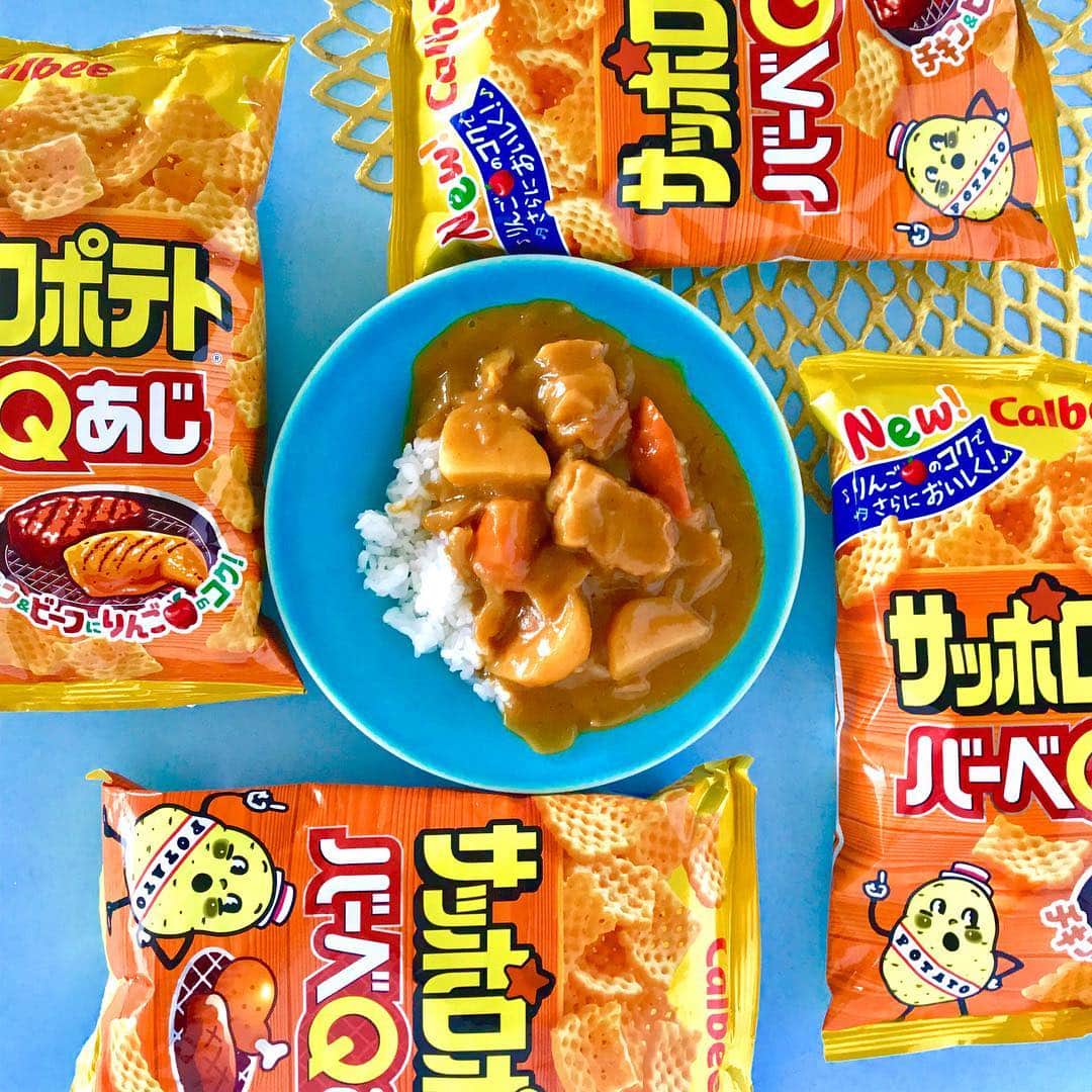 カルビー サッポロポテトのインスタグラム：「1/22は#カレーの日 です。 #カレー って野菜をたくさん食べられるし、子供からお年寄りまでみんなが好きな万能メニューですよね。  実は、「サッポロポテトバーベＱあじ」はカレー味です！皆さん、知ってました？ 肉・じゃがいも・野菜などを使って作られるサッポロポテトバーベＱあじ、1974年開発当初は「カレー」をイメージして味を作り始めました。 でも、カレーは家庭によって味が異なるのでは？ということから同じような材料を使ったBBQから「バーべQあじ」と名付けられました。  バーべQあじのリニューアルにあたり、「お子様も大好き＆家庭でも定番のカレーをさらにおいしく、食べやすくするには？」をヒントに、#隠し味 として生地に「りんごピュレー」を練り込み、味付けに「りんごパウダー」をプラスしました。果実を加えるのは、1974年の発売から初めてなんですよ！ 特有のスパイス感をそのままに、りんごのコクと甘みを加わることで、お子様も食べやすく、且つ奥深い味わいに〜  #サッポロポテトとベジたべる #サッポロポテト#りんごのコクでさらにおいしく」