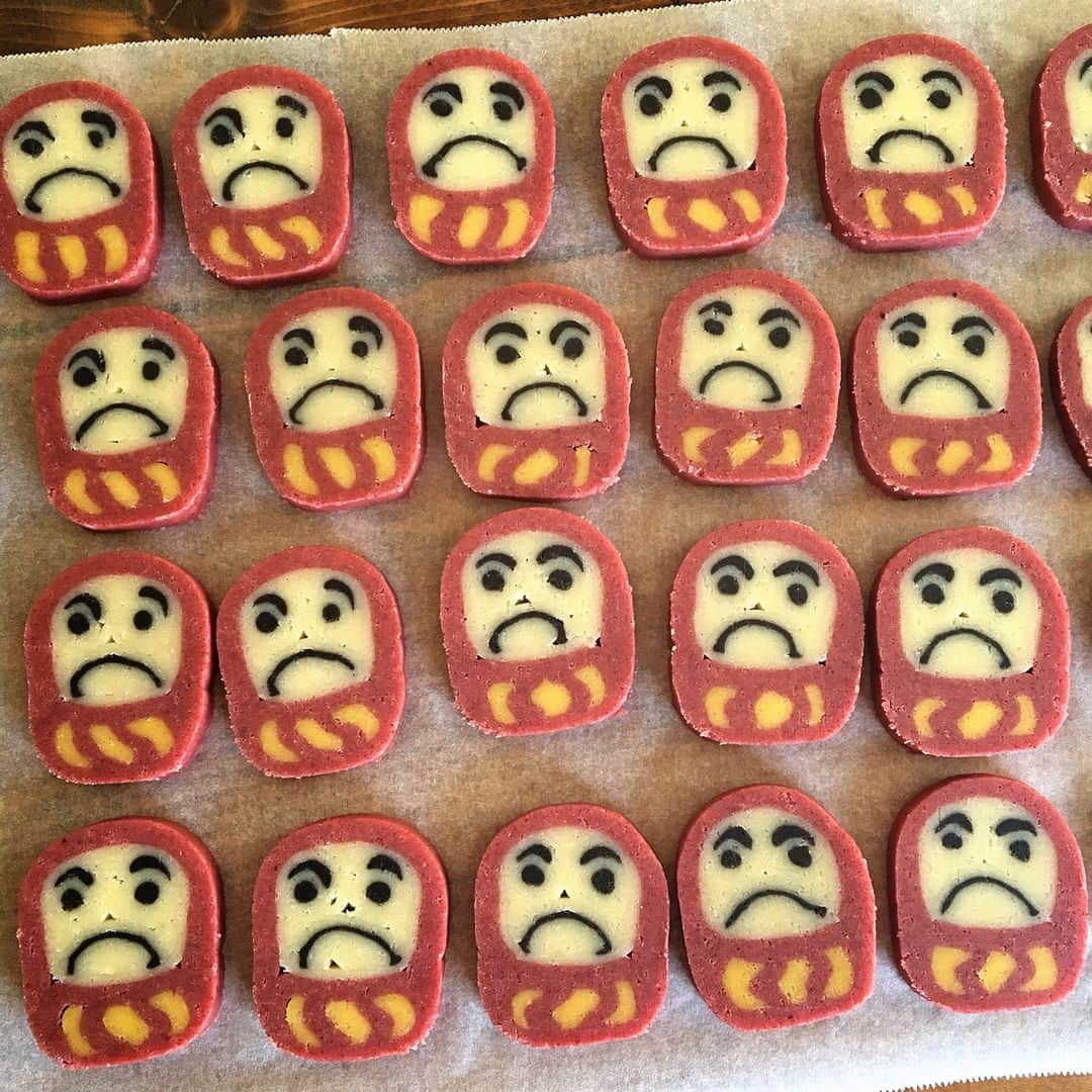 Ranさんのインスタグラム写真 - (RanInstagram)「. . #イラストパン のだるまさんと同じデザインの、 アイスボックスクッキーです😋 . これは、親だるまバージョン♡ . . . Cookie 🍪💕 . . #cookietime #cookiecutters #cookies #cookiedecorating #kawaii #kawaiifood #japanesefood #japan #tokyo #sweets #クッキー #手作りおやつ #手作りお菓子 #3時のおやつ #お年玉 #アイスボックスクッキー #だるまさん #だるまさんが #お菓子作り #金太郎飴 #グローバル #パン教室 #konel #これは自宅用」1月21日 13時12分 - konel_bread