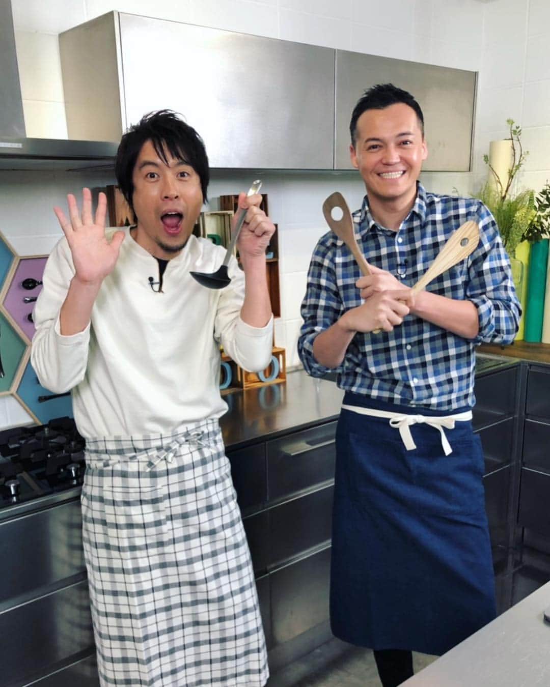 三好ジェームスのインスタグラム：「たべごころの収録！  ノリノリのコウさんに作ってもらったのは、昔懐かしの給食クリームシチュー！  みんな大好きだった給食のシチュー！ 懐かしいですよね！ 激うまレシピは放送で！  2/23（土）夕方５時から放送！  #たべごころ#rkb#コウケンテツ#シチュー#クリームシチュー#給食#ごはん#懐かし」