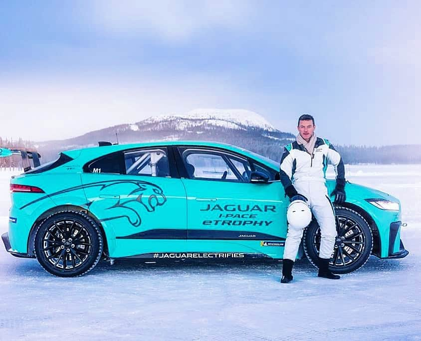 ルーク・エヴァンズさんのインスタグラム写真 - (ルーク・エヴァンズInstagram)「I’m quite the “nifty drifter” after driving this electric beast of a car last week #IPACE #Etrophy #gift」1月21日 14時44分 - thereallukeevans