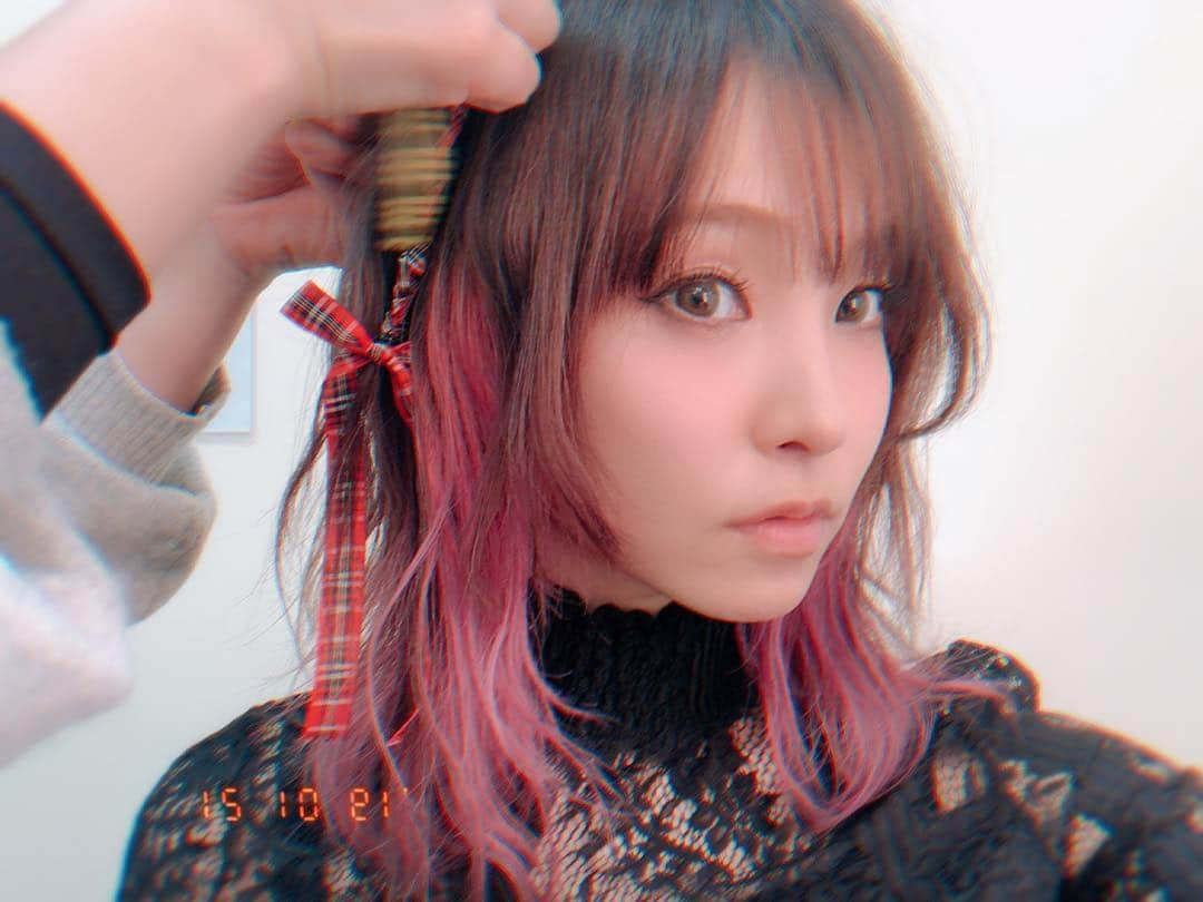 LiSAさんのインスタグラム写真 - (LiSAInstagram)「髪伸びてきたから、夜中に自分でサイド切った。笑 そして今日はたばたさん @chinatsu.tabata88  にリボンつけてもらった☻ #LiSA #りさへあめいく #たばたばへあー #リボンアレンジ」1月21日 15時58分 - xlisa_olivex