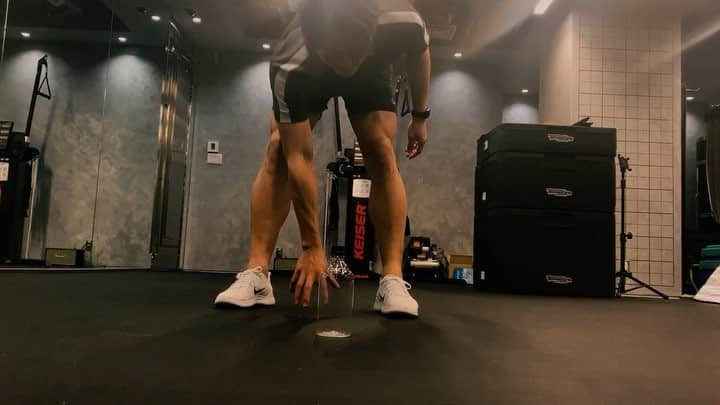 近藤慎吾のインスタグラム：「Can you grab the bottle? It’s a spatial perception training and it’s very difficult. It is an important ability for all athletes. I also recommend this training for kids. @keisukehonda  #空間認知能力訓練」