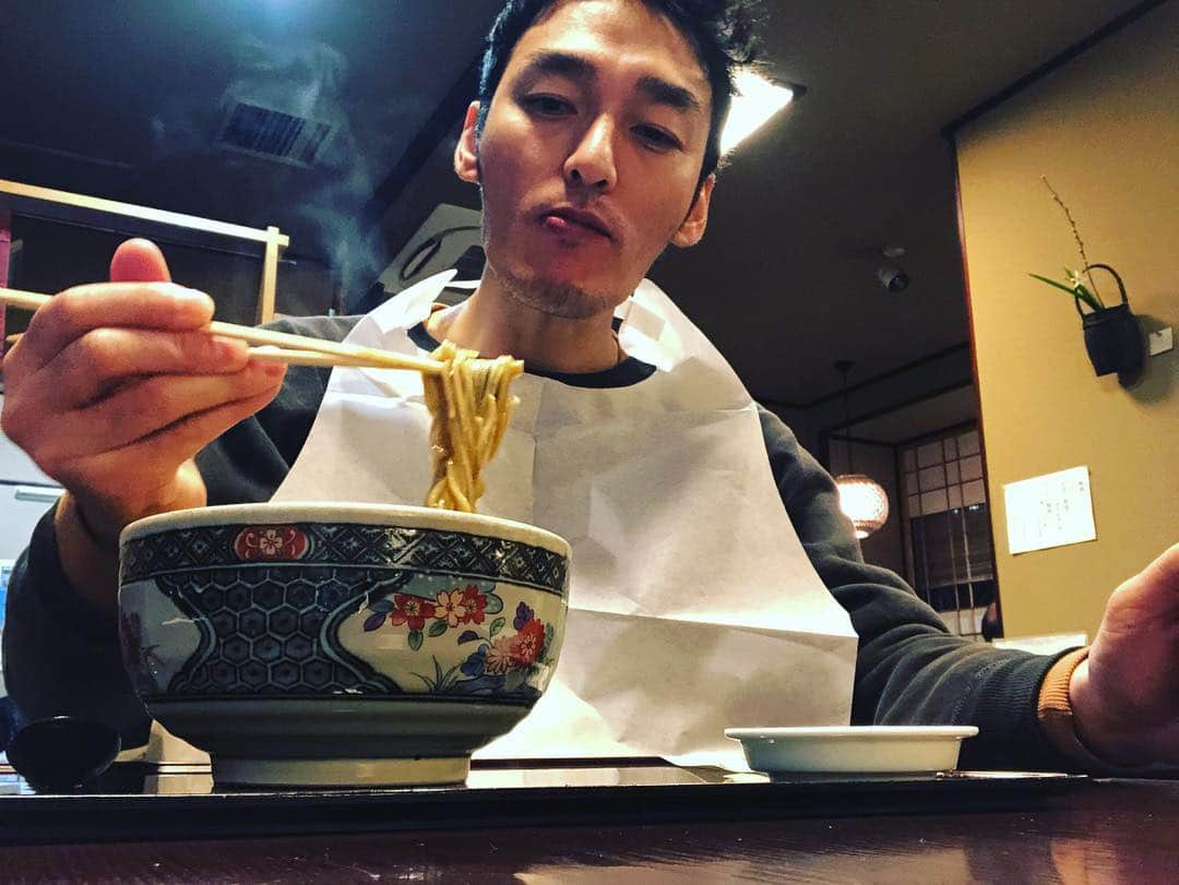 草彅剛さんのインスタグラム写真 - (草彅剛Instagram)「カレーそばっくい！ はねても、いいけどねー。 一応。まえかけ。 ＃カレー蕎麦。」1月21日 18時06分 - tsuyoshikusanagi_official