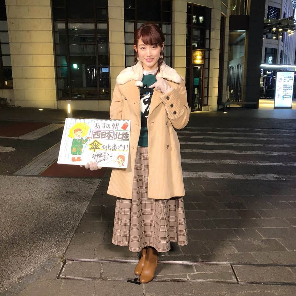 新井恵理那のNキャスさんのインスタグラム写真 - (新井恵理那のNキャスInstagram)「チラリと覗いているのは…黒猫でした(#^.^#) 襟元のファーといい、カジュアルな服装をするのも楽しいですよね♪ 〜1/19衣裳情報〜 トップス、ボトムス /  Marie Hill レースブラウス/galanos ＠galanos_official コート /  Aquascutum WHITE LABEL @aquascutum #新井恵理那 #新情報7daysニュースキャスター」1月21日 18時20分 - tbs_7nc