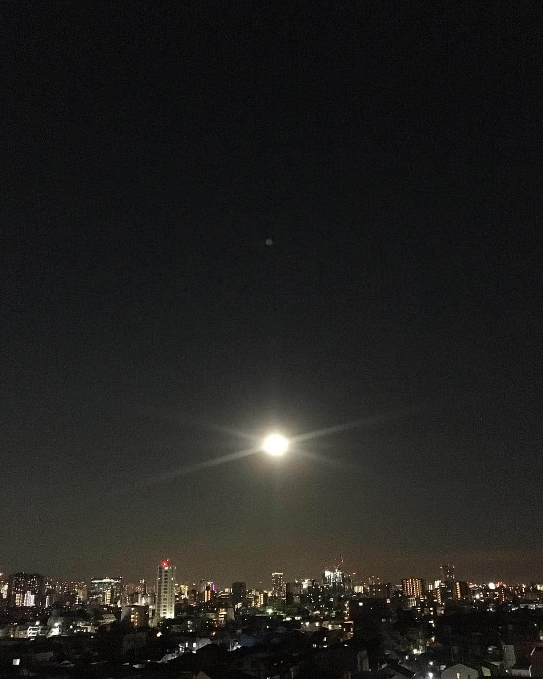 北澤 宏美さんのインスタグラム写真 - (北澤 宏美Instagram)「月が綺麗との連絡 ほんとだ輝きが一段とすごいような🌕 iPhone xだったらよかったな わたしの携帯だとこれが限界であります  #月 #iphone6s (　˙-˙　)📱」1月21日 18時24分 - romihy58