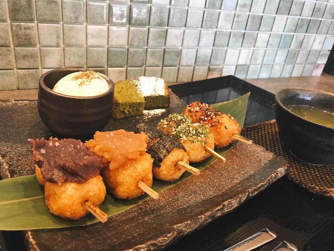 野村明日香のインスタグラム：「* 📍T's green 静岡のお団子屋さん🍡 この揚げ団子めちゃめちゃ美味しい❤︎❤︎ * #静岡 #静岡カフェ #団子 #揚げ団子 #月の灯り #和カフェ #ティーズグリーン」