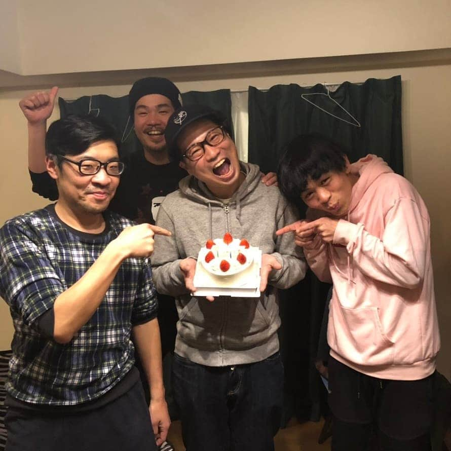 山田庸平のインスタグラム：「新年会と見せかけ僕のサプライズ誕生日会してもらいました  #1月2日が僕の誕生日 #なのでみんなが新年会をやろうと #呼んでもらい #誕生日会してくれるというサプライズ #3年連続 #流石に気付くよ #今年に関しては #僕の目につくところに普通に誕生日ケーキが置いてあったw #もうサプライズでも何でもなかったw #でも結局凄く楽しかったです #毎年祝ってもらってます #プレゼントも頂いた #ありがとう #水牛  #生いっちょう #犬塚大冒険 #p4」