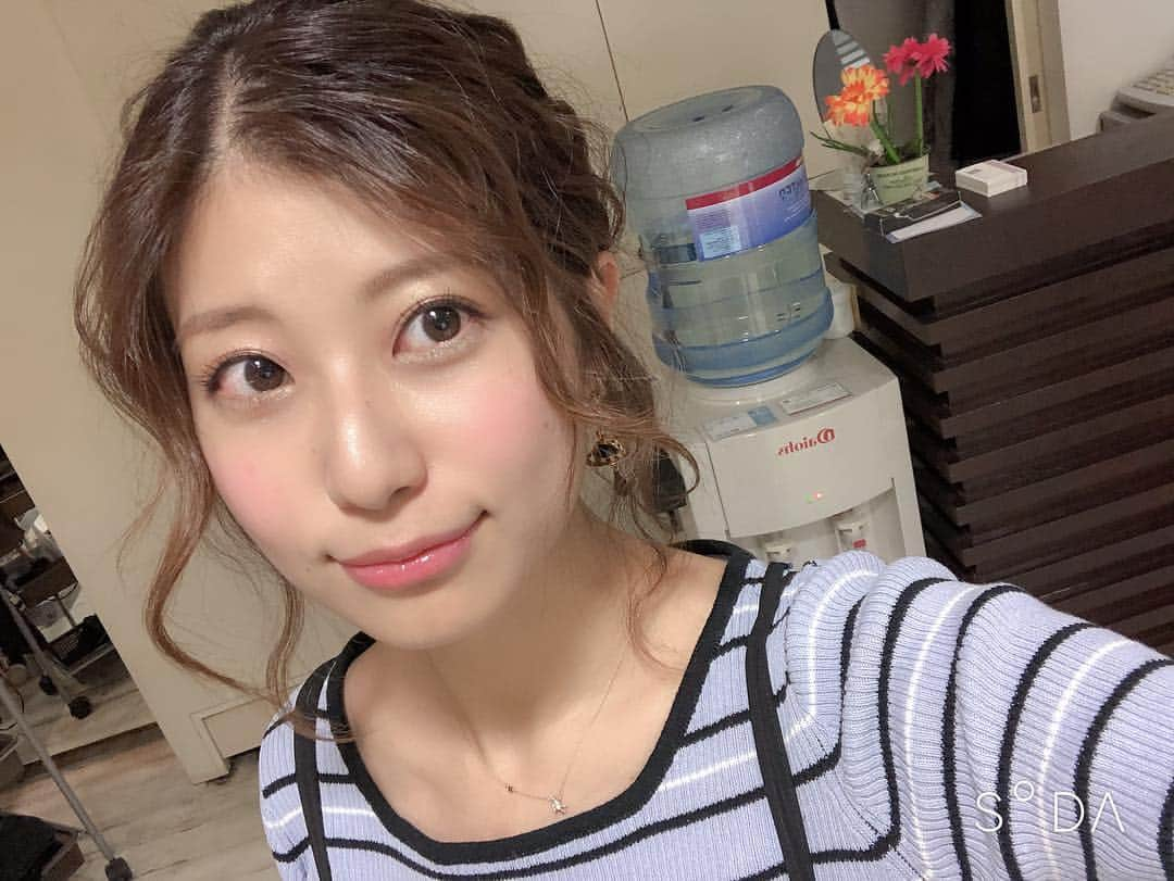 天野麻菜さんのインスタグラム写真 - (天野麻菜Instagram)「そろそろ切りたいけどまだ我慢してリタッチのみ💇‍♀️ ゆるふわに巻いてアップにしてもらったら、淡い色のコートとマフラーが合う女子に🥺🍎 #美容院 #カラー #トリートメント #ありがとう #ヘアアレンジ #ゆるふわ #女子 #リタッチ #美容師 は #Tommy #もう #出会って #10年」1月21日 19時15分 - akaringo_mana