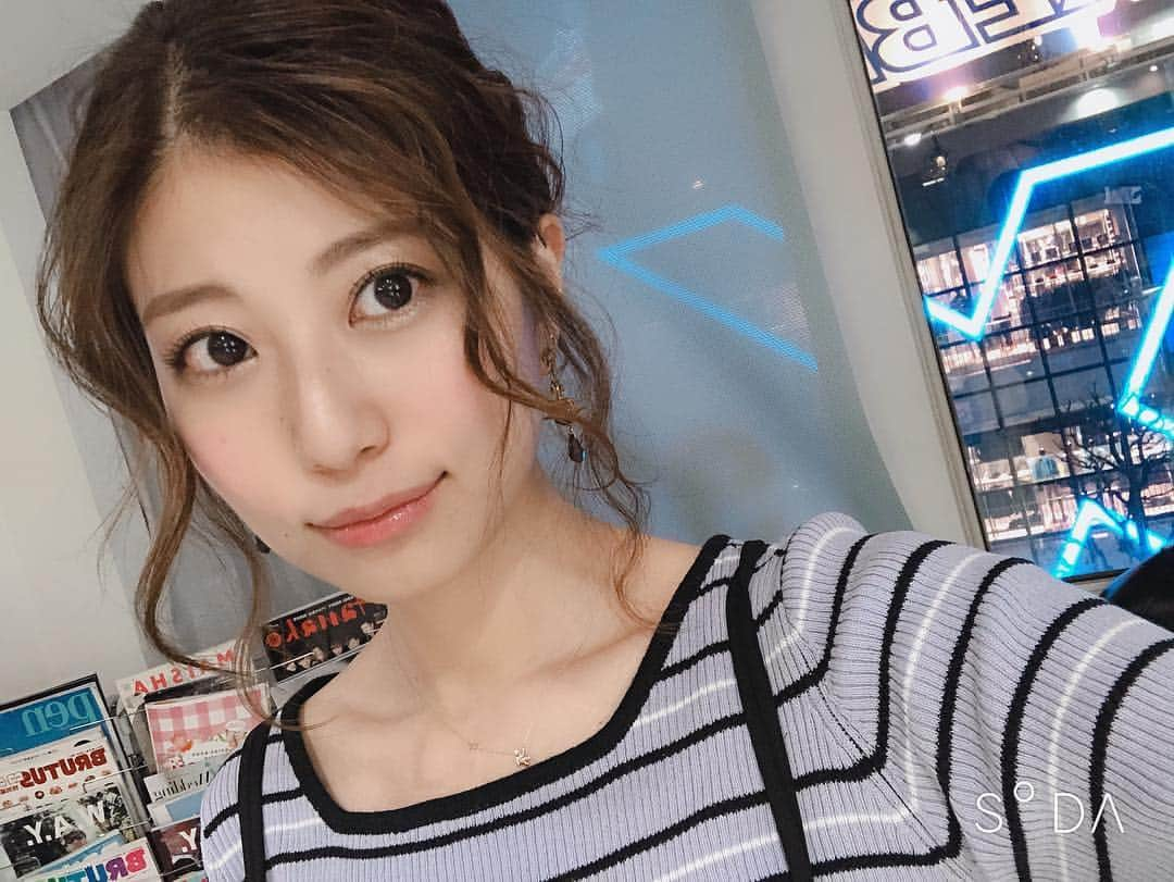 天野麻菜さんのインスタグラム写真 - (天野麻菜Instagram)「そろそろ切りたいけどまだ我慢してリタッチのみ💇‍♀️ ゆるふわに巻いてアップにしてもらったら、淡い色のコートとマフラーが合う女子に🥺🍎 #美容院 #カラー #トリートメント #ありがとう #ヘアアレンジ #ゆるふわ #女子 #リタッチ #美容師 は #Tommy #もう #出会って #10年」1月21日 19時15分 - akaringo_mana