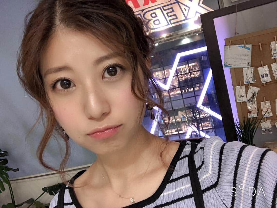 天野麻菜さんのインスタグラム写真 - (天野麻菜Instagram)「そろそろ切りたいけどまだ我慢してリタッチのみ💇‍♀️ ゆるふわに巻いてアップにしてもらったら、淡い色のコートとマフラーが合う女子に🥺🍎 #美容院 #カラー #トリートメント #ありがとう #ヘアアレンジ #ゆるふわ #女子 #リタッチ #美容師 は #Tommy #もう #出会って #10年」1月21日 19時15分 - akaringo_mana