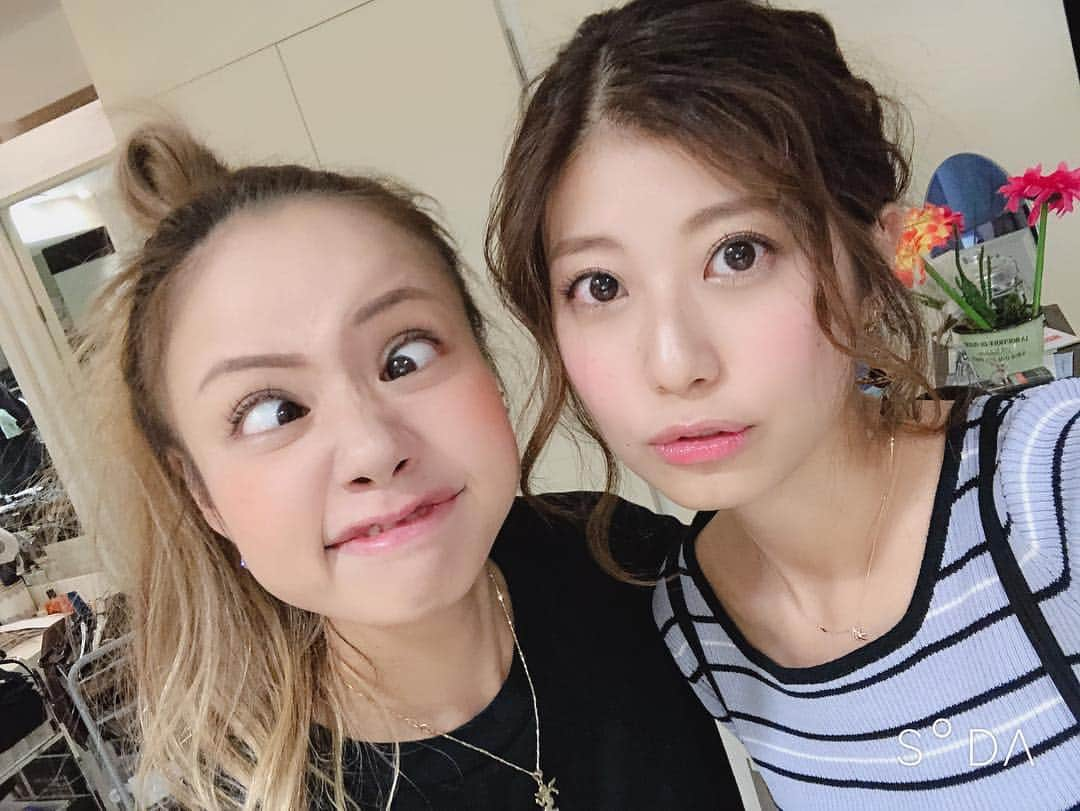 天野麻菜さんのインスタグラム写真 - (天野麻菜Instagram)「そろそろ切りたいけどまだ我慢してリタッチのみ💇‍♀️ ゆるふわに巻いてアップにしてもらったら、淡い色のコートとマフラーが合う女子に🥺🍎 #美容院 #カラー #トリートメント #ありがとう #ヘアアレンジ #ゆるふわ #女子 #リタッチ #美容師 は #Tommy #もう #出会って #10年」1月21日 19時15分 - akaringo_mana