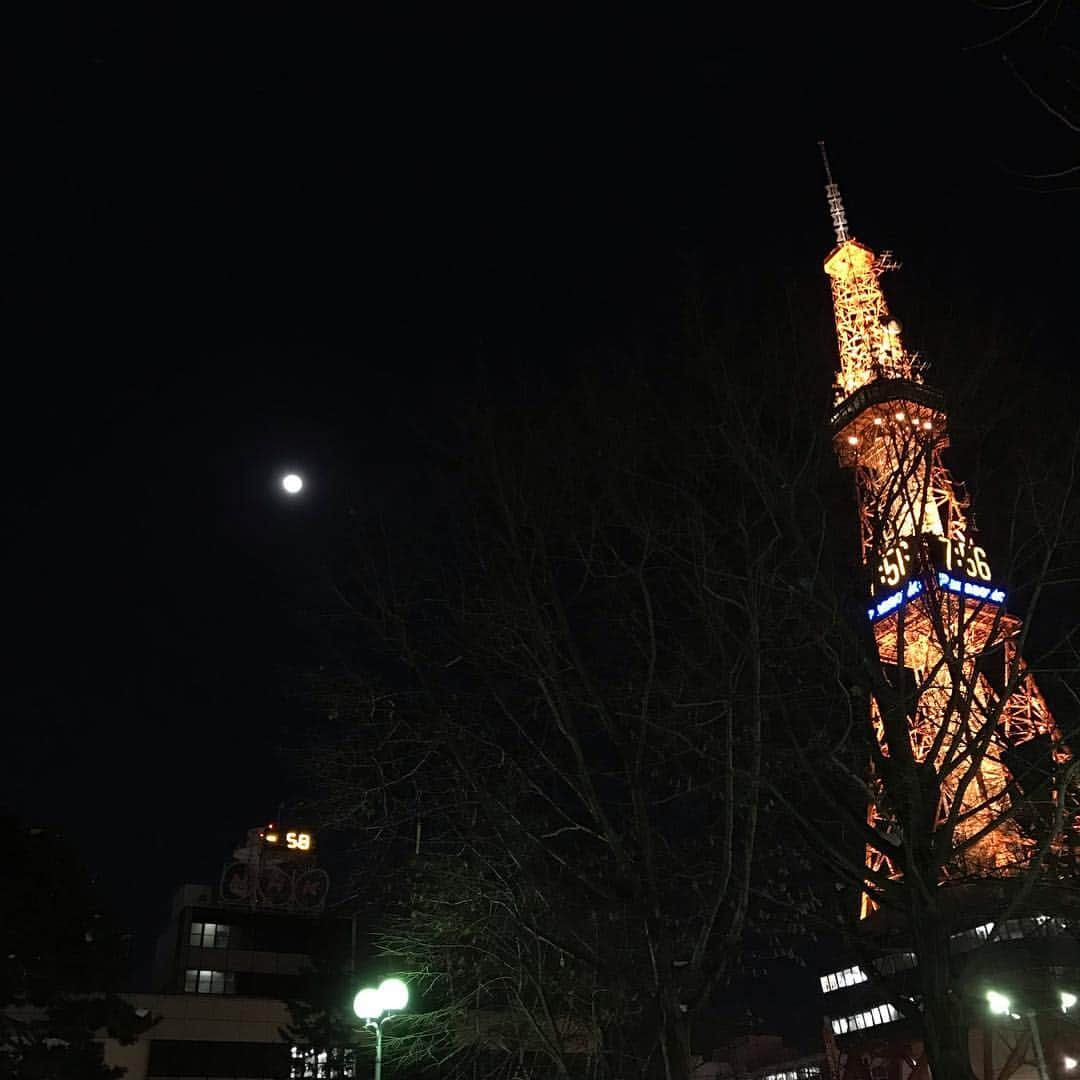 のインスタグラム：「今年最初の満月🌕  #2019年 #初満月 #スーパームーンらしい #月が輝く外はキンキン #NHK #気温 #マイナス5.8℃ #遅ればせながら #今年もよろしくお願いします #イチオシ #HTB #お天気 #空とハイタッチ #気象予報士 #神田昭一」