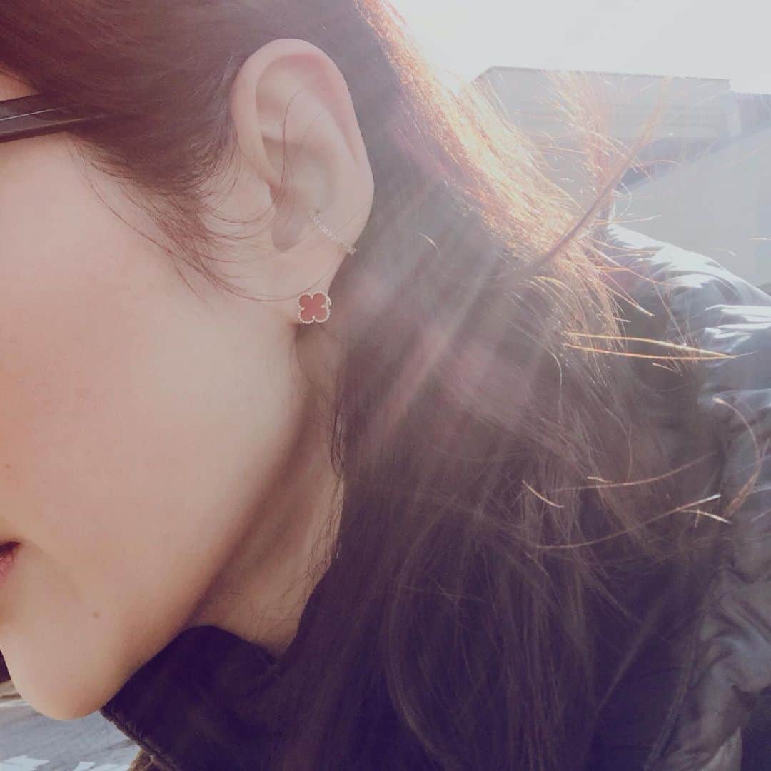 秋本祐希さんのインスタグラム写真 秋本祐希instagram New Earrings スウィート アルハンブラのピアス 迷いに迷ったけど カーネリアンの赤にしてよかった Hirotakaのイヤーカフを合わせて コンサバすぎないアルハンブラを楽しんでいます ご質問いただいた