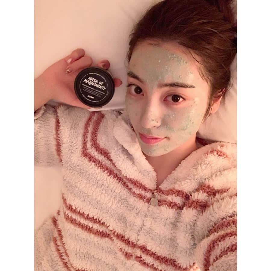 鍋谷真子さんのインスタグラム写真 - (鍋谷真子Instagram)「*** LUSHのパワーマスク💯♡ 凸凹しないスベッスベ肌になるし、 小鼻とか黒ずみの気になる所もこれひとつで解決する!◎ 蜂蜜が入ってるSPの方が柔らかくて塗りやすさも◎ 化粧水とか化粧のノリも全然変わるし、保湿力も抜群だからオススメ🧖🏻‍♀️♥️ . . みんなのスキンケアなどオススメあれば教えてください❤︎ #LUSH #パワーマスク #パワーマスクsp  #化粧水 #無印良品 #スキンケア #洗顔 #make #skincare」1月21日 20時43分 - jj_mako