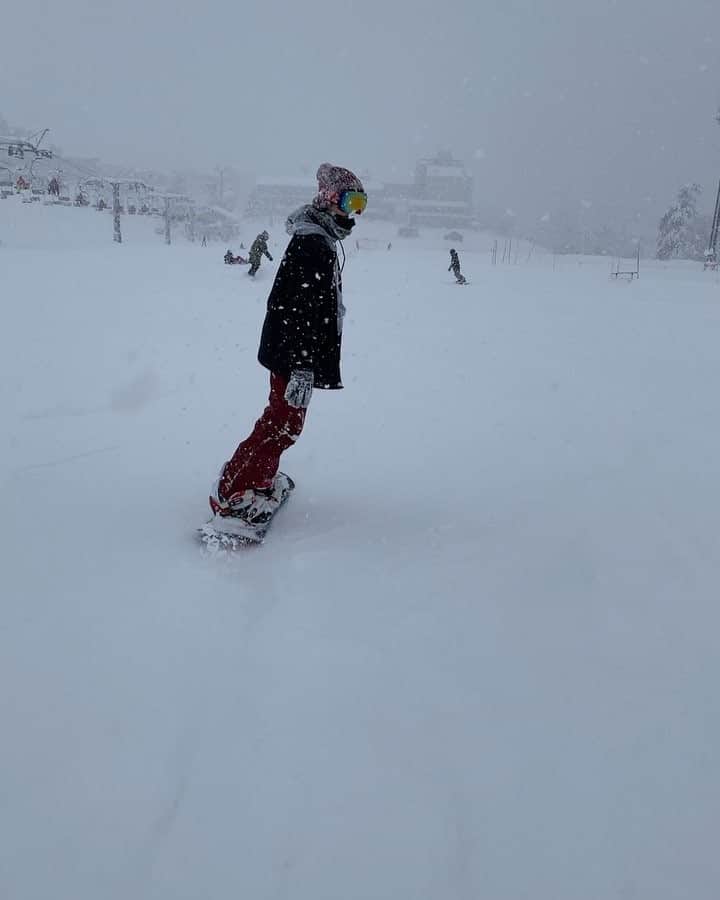 加藤勇也のインスタグラム：「スノボーやっぱ楽しかったぁあ！  雪降りすぎて前見えなかったけど楽しかった😂❄️ 早くまた行きたいなぁ🏂 #スノボ #スノボー男子 #スノボ男子  #スノーボード」