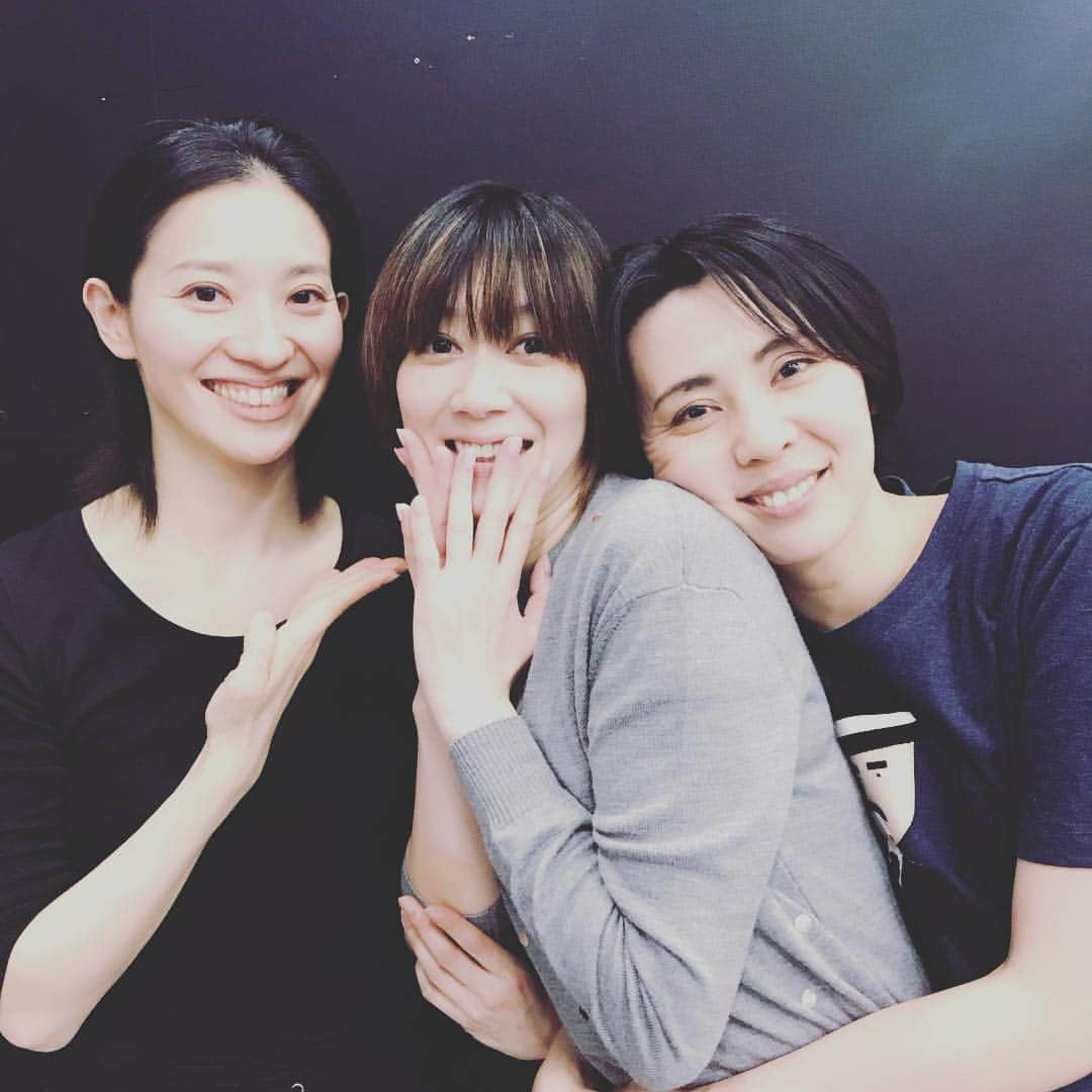 緒月遠麻さんのインスタグラム写真 - (緒月遠麻Instagram)「✴︎ 86期の レアキャラ。笑 #凰稀かなめ  #ぐ 久しぶりすぎて 稽古場入って来た瞬間 『ぐぅーーちゃぁーん‼️』 て 抱きつきにいきました。笑 それは それは 谷先生も 嬉しそ🌹✨笑 #ベルサイユのばら45  #86期 #真波そら  明日で お稽古ラスト🇫🇷✨」1月21日 22時12分 - toma_ozuki