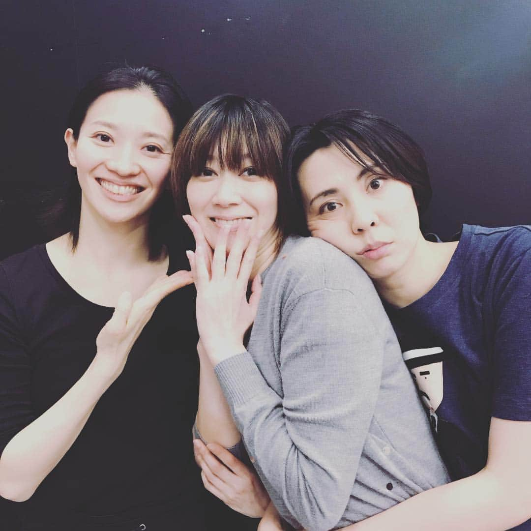 緒月遠麻さんのインスタグラム写真 - (緒月遠麻Instagram)「✴︎ 86期の レアキャラ。笑 #凰稀かなめ  #ぐ 久しぶりすぎて 稽古場入って来た瞬間 『ぐぅーーちゃぁーん‼️』 て 抱きつきにいきました。笑 それは それは 谷先生も 嬉しそ🌹✨笑 #ベルサイユのばら45  #86期 #真波そら  明日で お稽古ラスト🇫🇷✨」1月21日 22時12分 - toma_ozuki