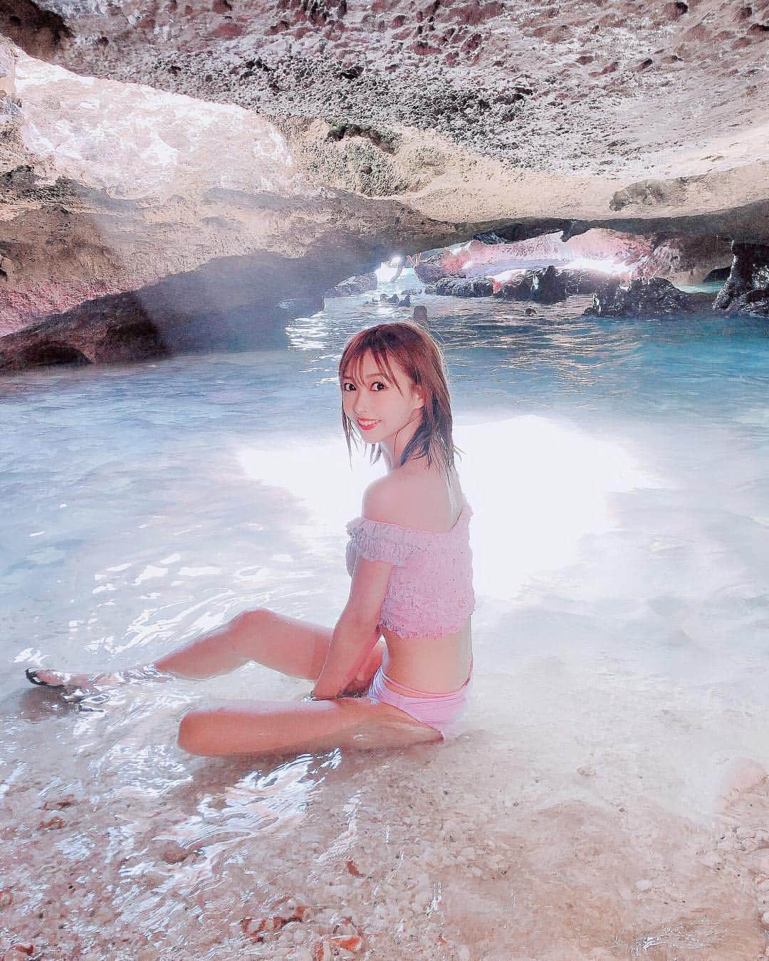 山内遥さんのインスタグラム写真 - (山内遥Instagram)「. .  mermaid cave 💎♡♡ 岩が波で削られて作られた洞窟！ 日差しが入ってきて神秘的な空間🥺 (ただここ入るのに3mくらいあるから脚立必須w) 結構大変だったけどそれ以上に感動した🥺🥺 上から覗くと穴がハートに見える♡ 2枚目の写真でちょっと分かるかな？🥺 素敵だったな〜〜☺︎いい思い出☺︎ . .  #hawaii#mermaidcave#nanakulibeachpark #ハワイ#マーメイドケーブ #oharu_trip」1月21日 22時10分 - haruka__yamauchi